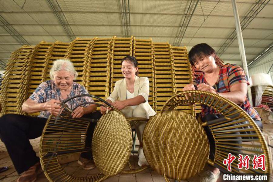 Rattan chair-weaving business in N China lifts 7,000 villagers out of poverty