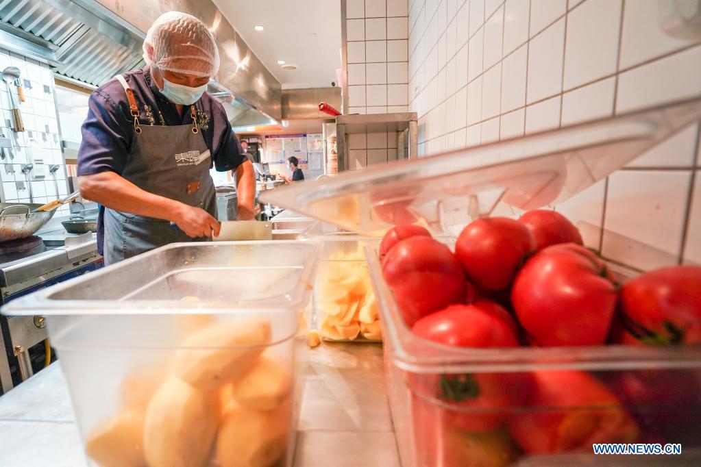 E China's community organizes catering team to help seniors citizens in COVID-19 fight