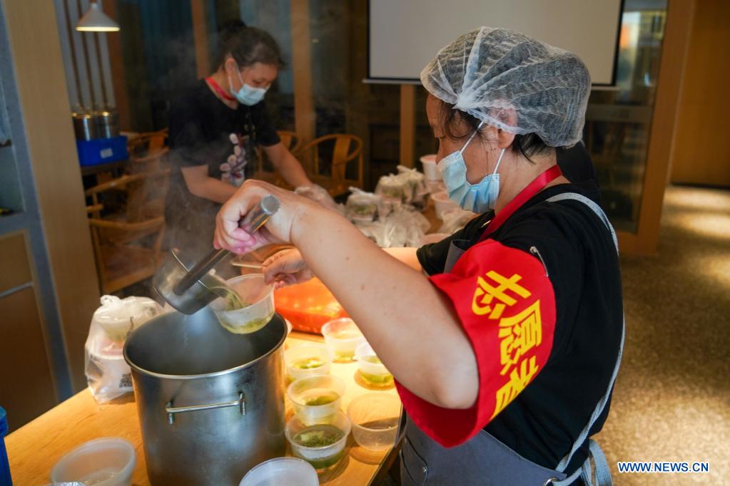 E China's community organizes catering team to help seniors citizens in COVID-19 fight