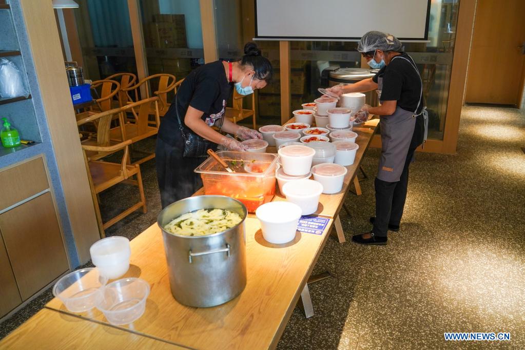 E China's community organizes catering team to help seniors citizens in COVID-19 fight