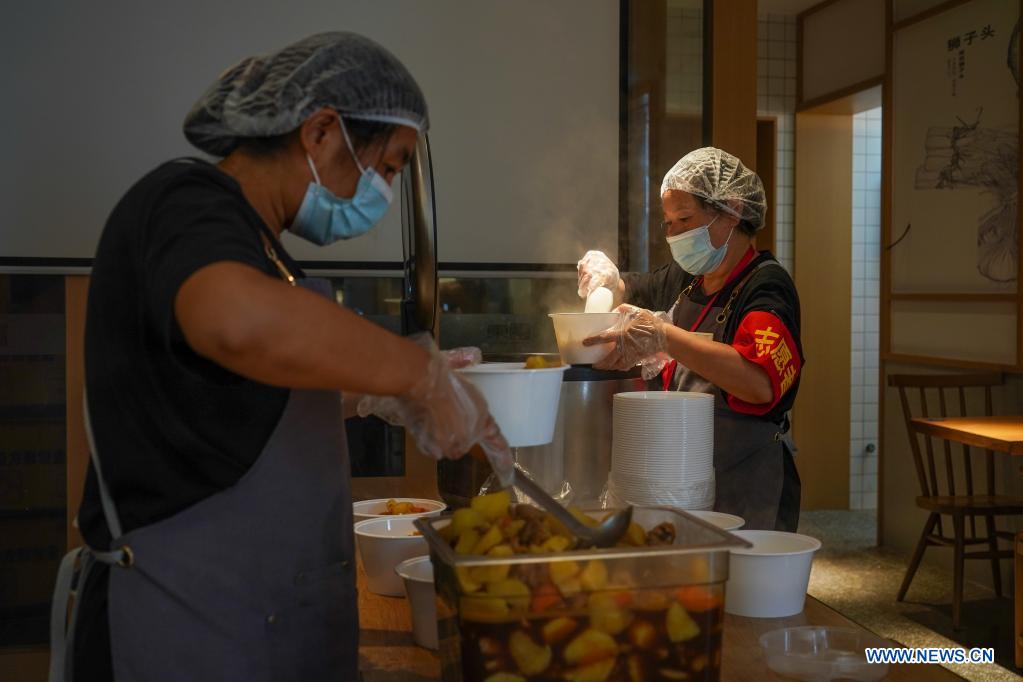 E China's community organizes catering team to help seniors citizens in COVID-19 fight