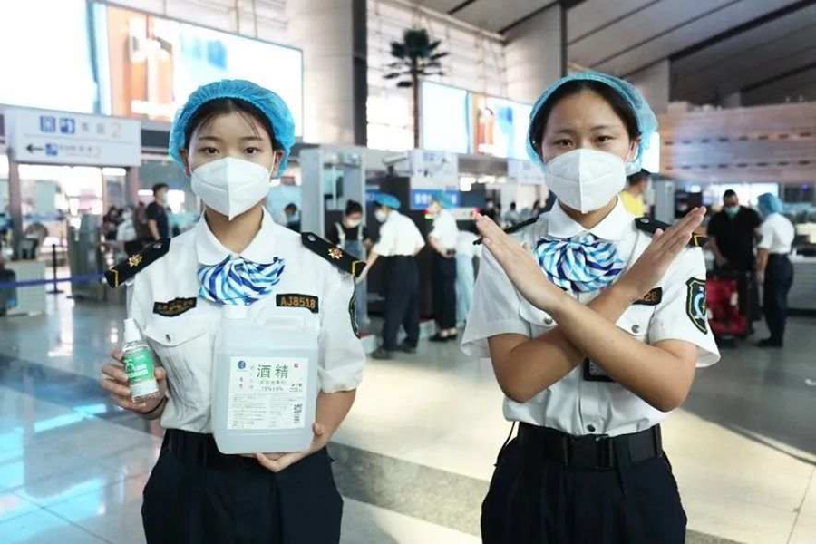 Beijing Railway employs phone-like device to check passengers’ body temperatures