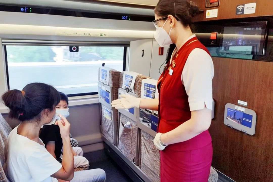 Beijing Railway employs phone-like device to check passengers’ body temperatures