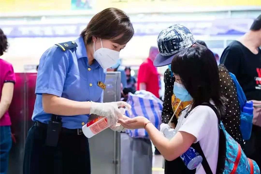 Beijing Railway employs phone-like device to check passengers’ body temperatures