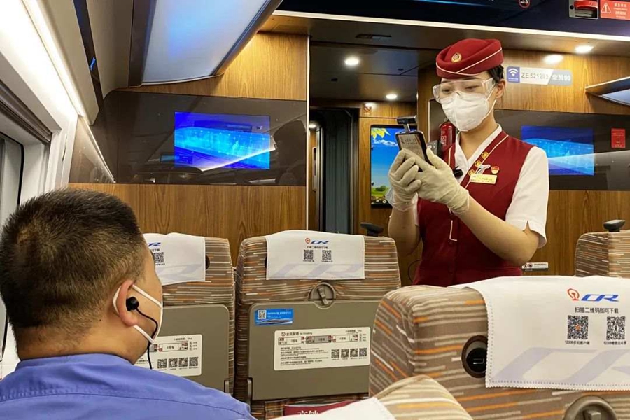 Beijing Railway employs phone-like device to check passengers’ body temperatures