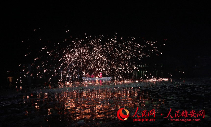 Artists perform ‘iron flowers’ show in Xiongan New Area