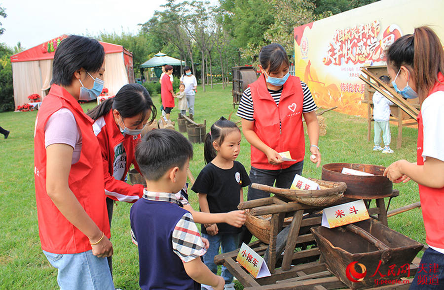 Children get hands-on experience using traditional farm tools in Tianjin, N China