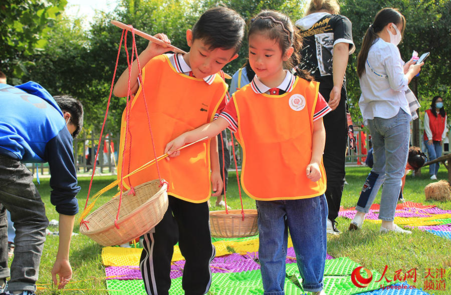 Children get hands-on experience using traditional farm tools in Tianjin, N China