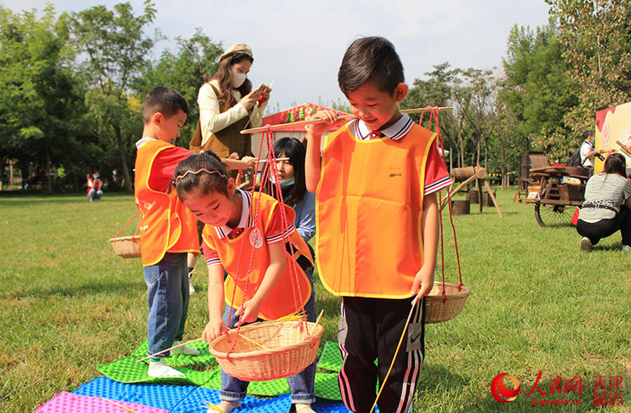 Children get hands-on experience using traditional farm tools in Tianjin, N China