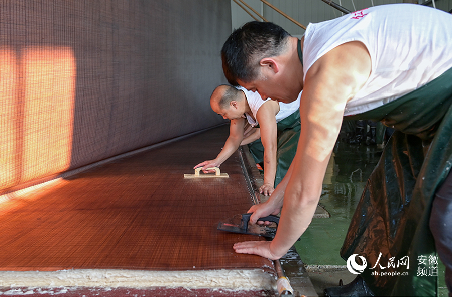 Elaborate step-by-step process for making “super” Xuan paper showcased in E China's Anhui