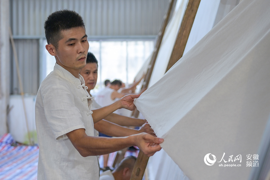 Elaborate step-by-step process for making “super” Xuan paper showcased in E China's Anhui