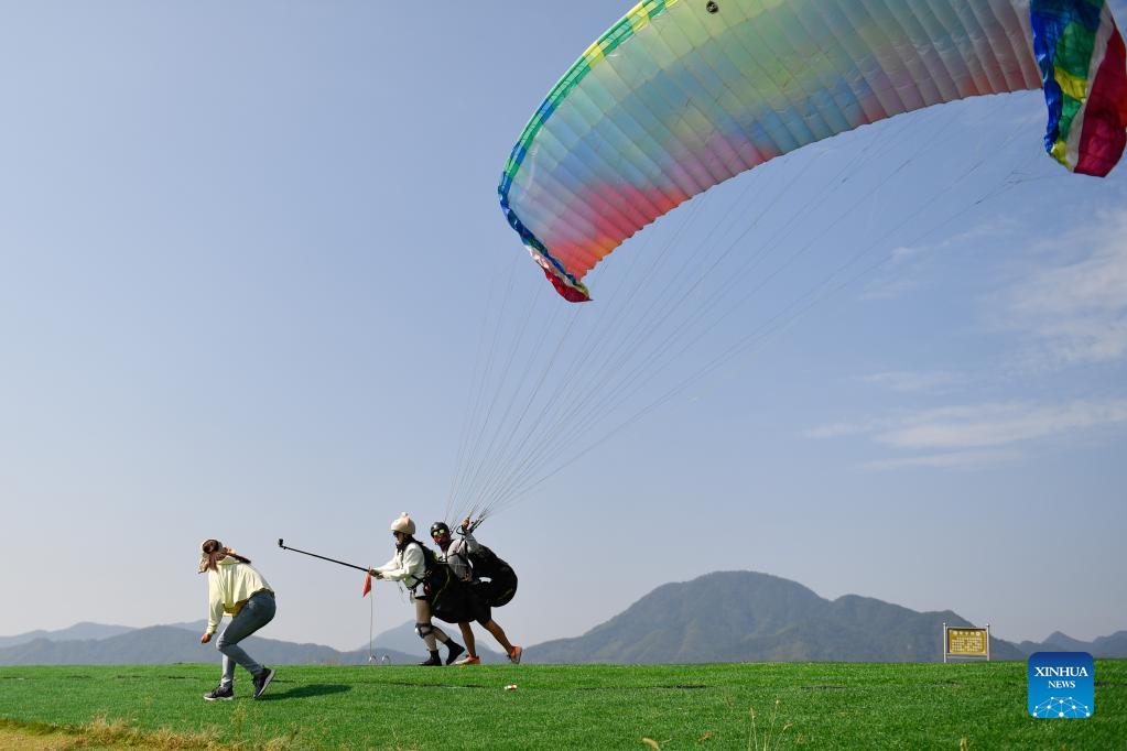 People enjoy National Day holiday across China