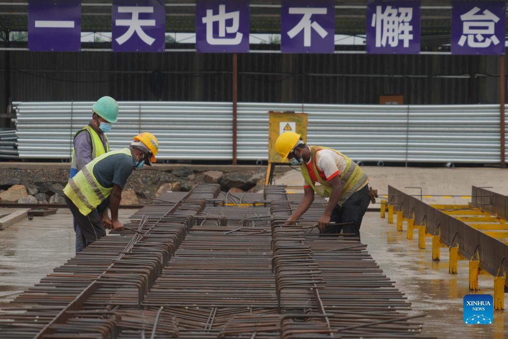 Chinese builders in Sri Lanka pledge patriotism on China's National Day