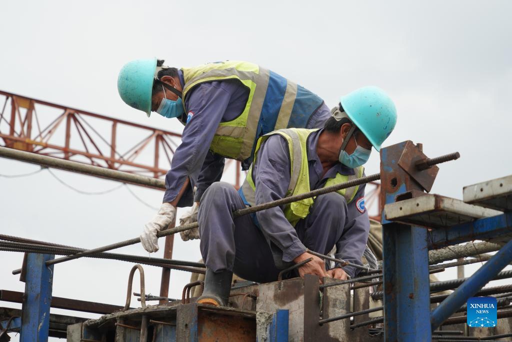 Chinese builders in Sri Lanka pledge patriotism on China's National Day