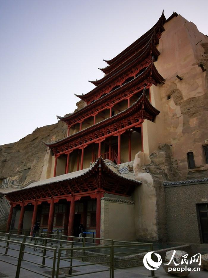 Explore Dunhuang’s profound culture and unique natural landscape