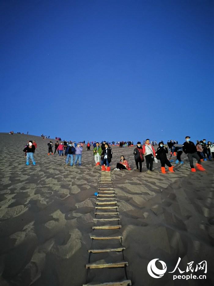 Explore Dunhuang’s profound culture and unique natural landscape