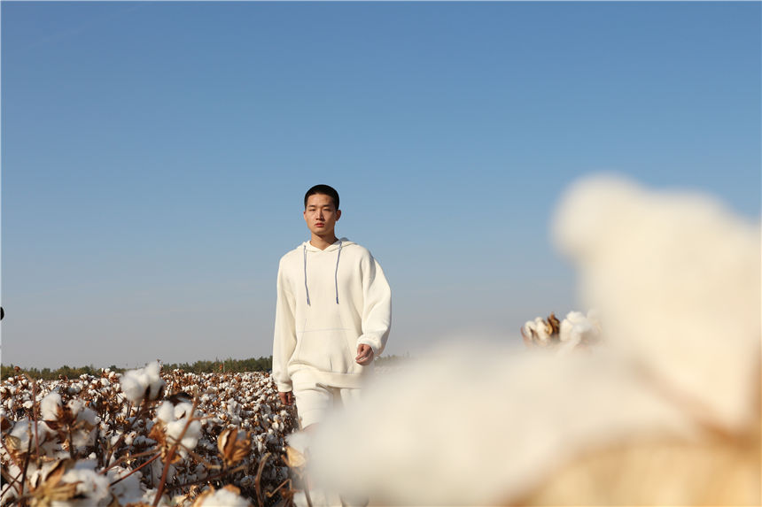 Fashion show held in cotton field in Xinjiang