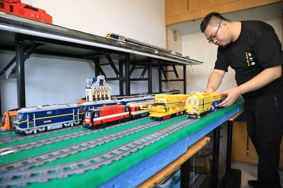 Chinese railway worker builds a 