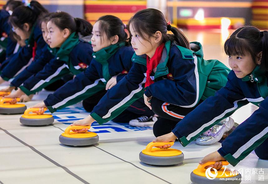 Winter sports courses heat up N China's school campus