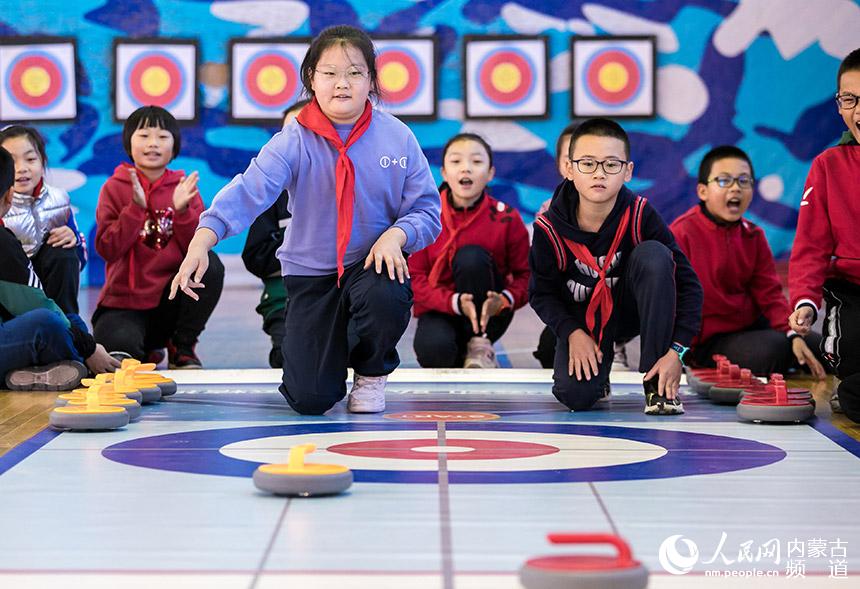 Winter sports courses heat up N China's school campus