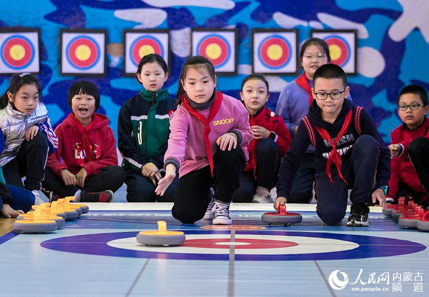 Winter sports courses heat up N China's school campus