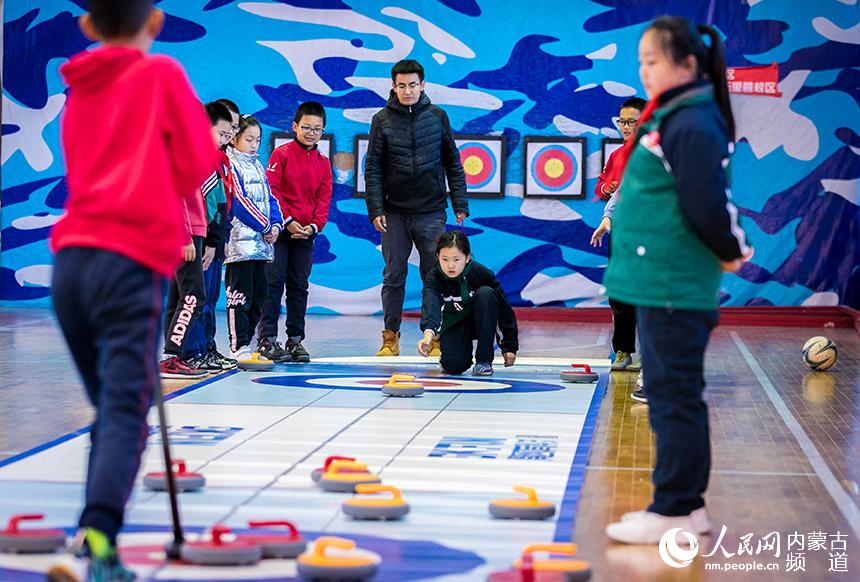 Winter sports courses heat up N China's school campus