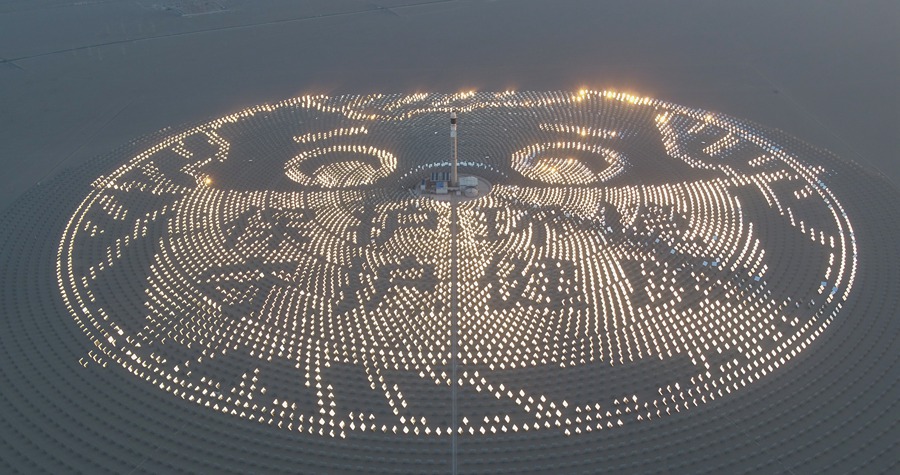 “Super mirror power plant” in NW China’s Dunhuang promotes fight against COVID-19 with gigantic slogan