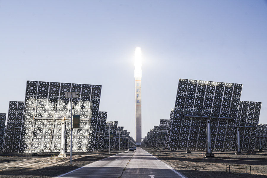 “Super mirror power plant” in NW China’s Dunhuang promotes fight against COVID-19 with gigantic slogan