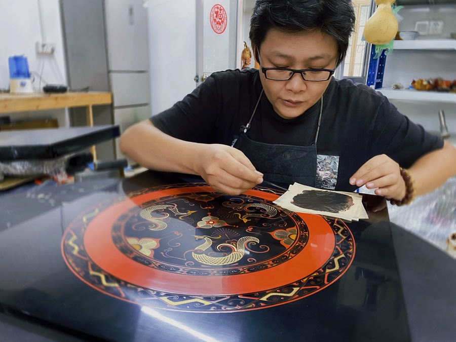 Explore bodiless lacquerware painting techniques in Fuzhou