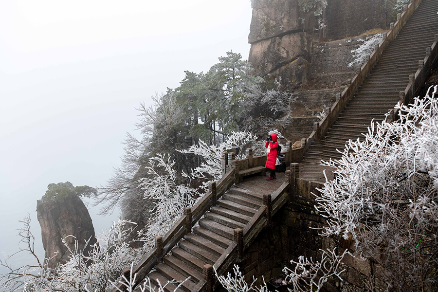 First snowfall in Jiuhua Mountain in E China