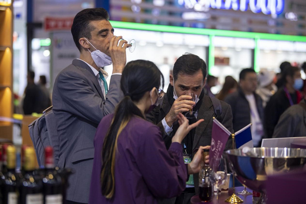 Visitors taste French grape wine at the Food and Agricultural Products pavilion for the 4th China International Import Expo, Nov. 9, 2021. (People’s Daily Online/Weng Qiyu)