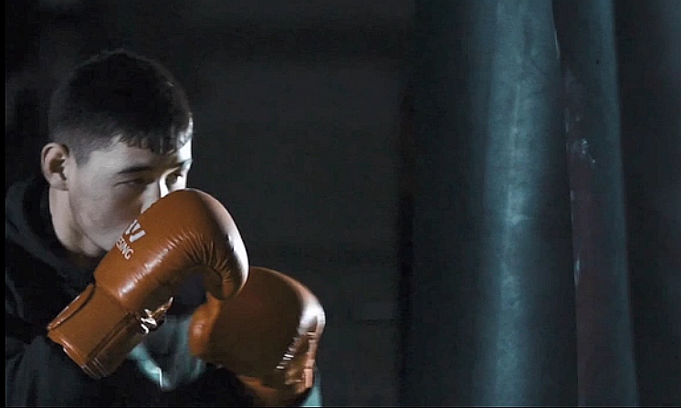 Kazakh boy in Xinjiang strives to achieve his boxing dream 