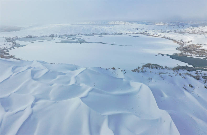 Snow creates winter wonderland in Taklimakan Desert, NW China's Xinjiang