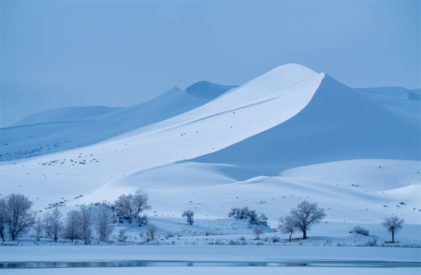 Snow creates winter wonderland in Taklimakan Desert, NW China's Xinjiang