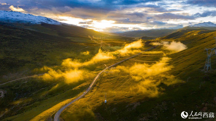 In pics: newly-built roads under sea of clouds in SW China's Tibet