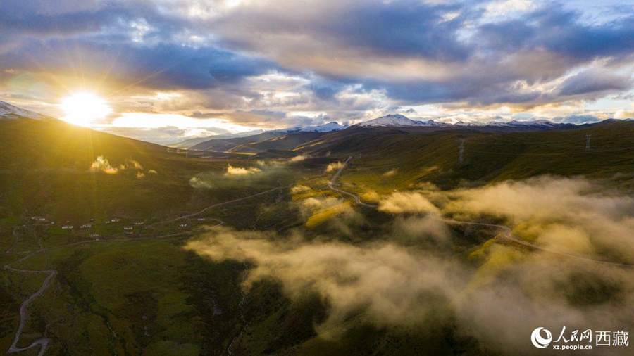 In pics: newly-built roads under sea of clouds in SW China's Tibet