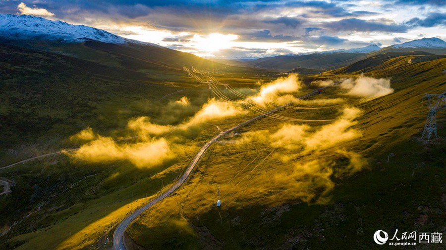 In pics: newly-built roads under sea of clouds in SW China's Tibet