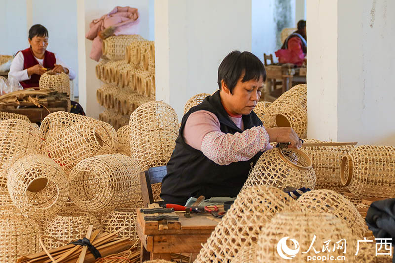 Bamboo weaving industry increases villagers' income in South China's Guangxi