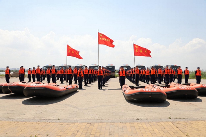 Heroes in harm's way: forest firefighters carry out rescue tasks in NE China's Heilongjiang