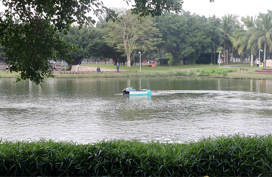 Hainan tests first self-driving sanitation boat for higher cleaning efficiency on waterways