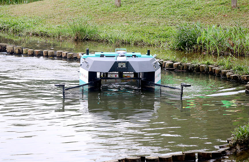 Hainan tests first self-driving sanitation boat for higher cleaning efficiency on waterways