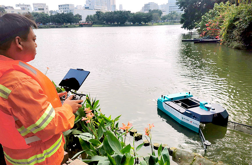 Hainan tests first self-driving sanitation boat for higher cleaning efficiency on waterways