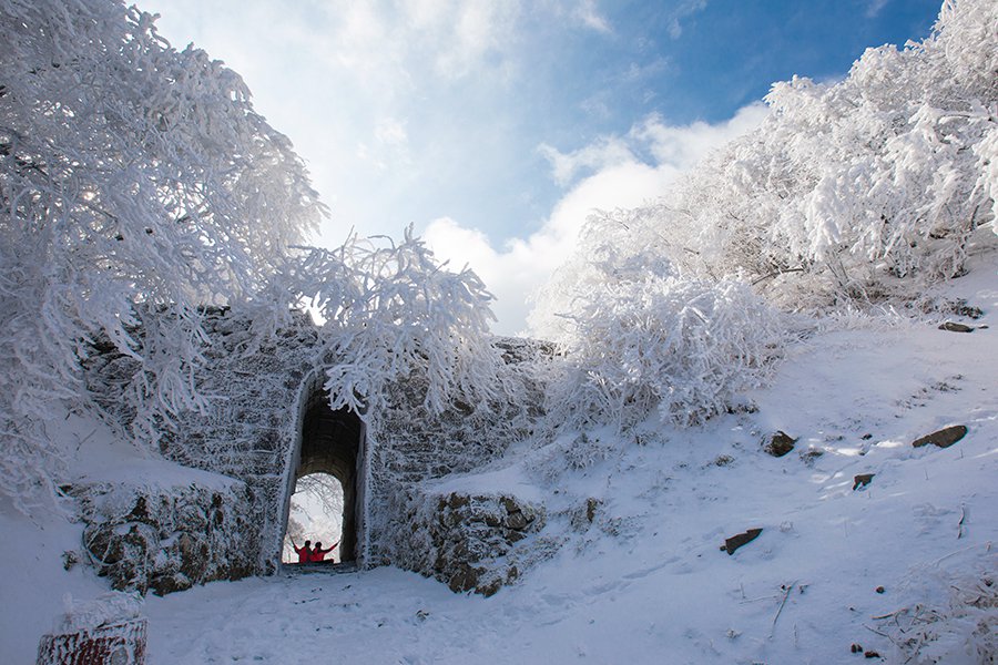 Enchanting sight after snowfall at Jingshe Ancient Road in E China's Anhui