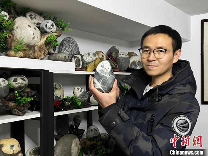 Man collects 300 precious stones that resemble the appearance of prized giant pandas