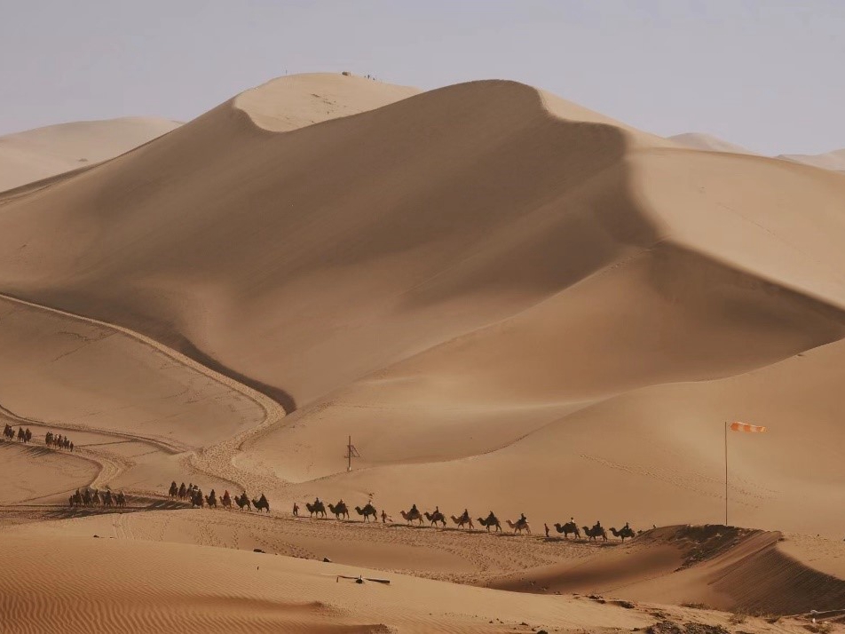 In pics: Desert scenery of Mingsha Mountain and Crescent Spring in Dunhuang