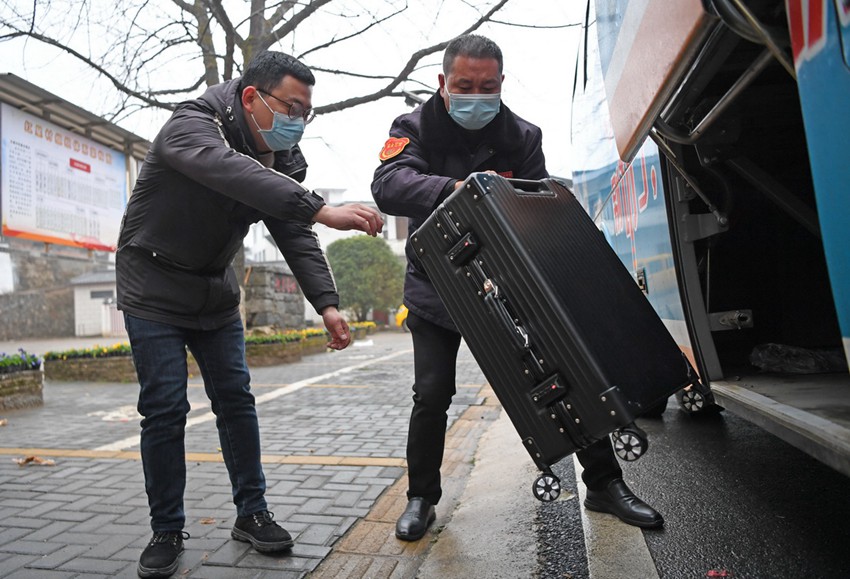 Bus services along mountainous zigzag road brings added convenience to villagers in east China's Jiangxi