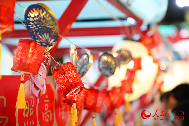 Celebrations for Lantern Festival held in S China's Sanya attract many visitors