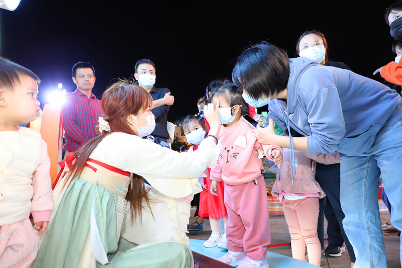 Celebrations for Lantern Festival held in S China's Sanya attract many visitors