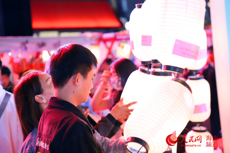 Celebrations for Lantern Festival held in S China's Sanya attract many visitors