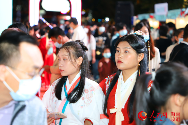 Celebrations for Lantern Festival held in S China's Sanya attract many visitors